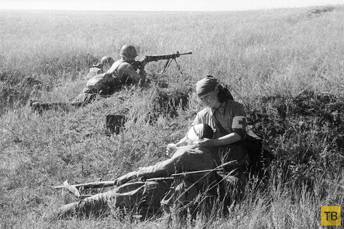 Подборка трогательных фотографий времен Великой Отечественной войны (12 фото)