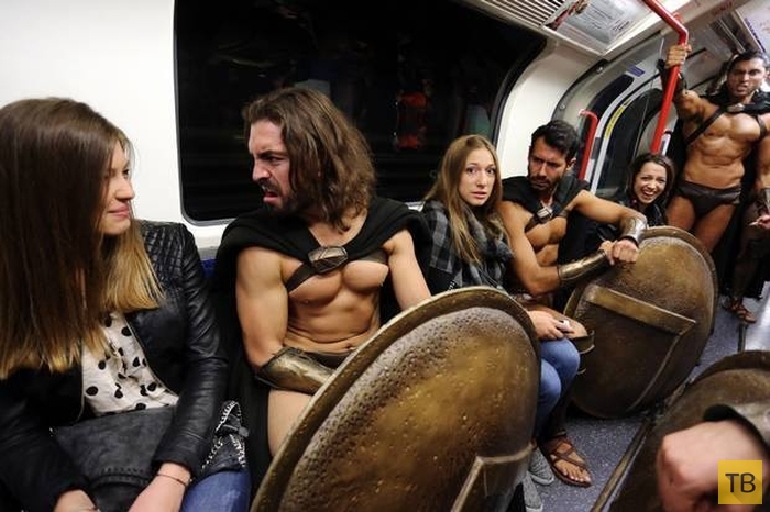 Древние воины атлетического сложения в метро Лондона (10 фото)