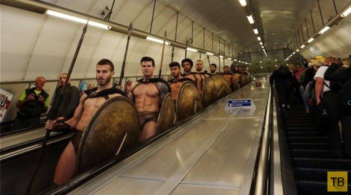 Древние воины атлетического сложения в метро Лондона (10 фото)