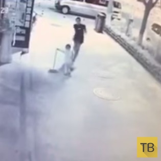 29-летний китаец с необъяснимой жестокостью избил ребенка, игравшего около магазина
