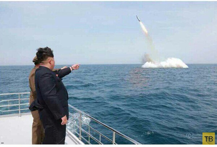 Глава Северной Кореи Ким Чен Ын наблюдает за запуском ракеты с подводной лодки (5 фото)