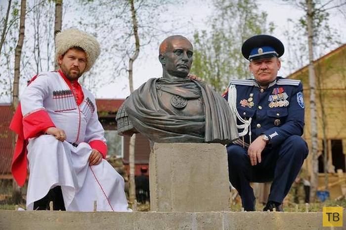 Установлен памятник Путину в образе римского императора (4 фото)