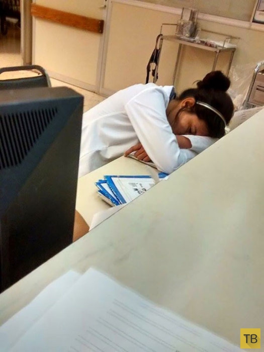 Девушку, заснувшую на рабочем месте в  больнице, защищают врачи из разных стран (15 фото)