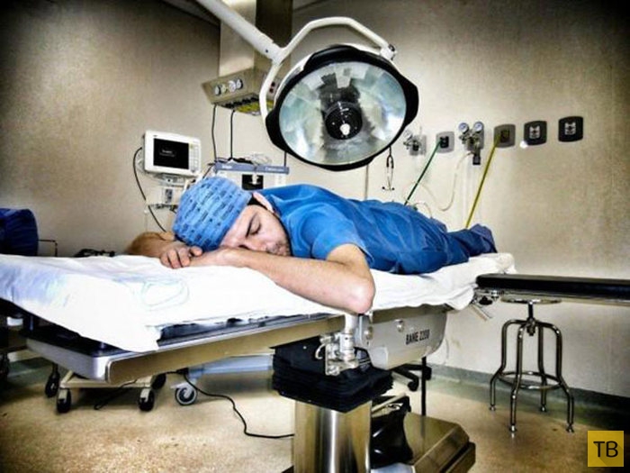 Девушку, заснувшую на рабочем месте в  больнице, защищают врачи из разных стран (15 фото)