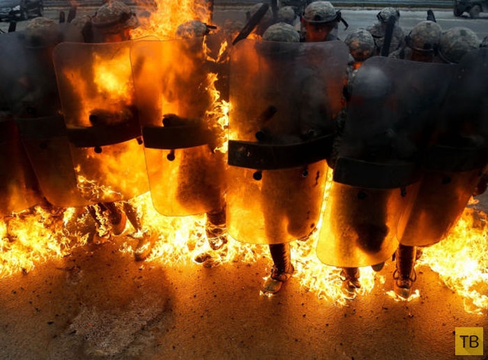 Огненная тренировка американских подразделений для борьбы с уличными беспорядками (25 фото)