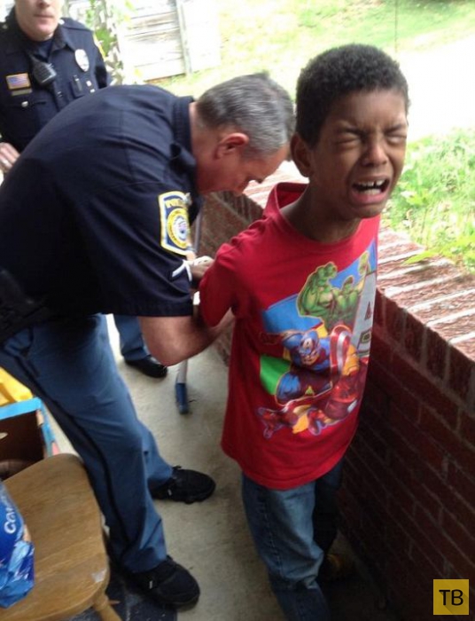 Американка попросила полицейских "арестовать" непослушного малолетнего сына (5 фото)