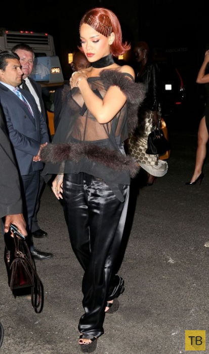 Американская певица Рианна в совершенно прозрачной блузке на вечеринке (4 фото)
