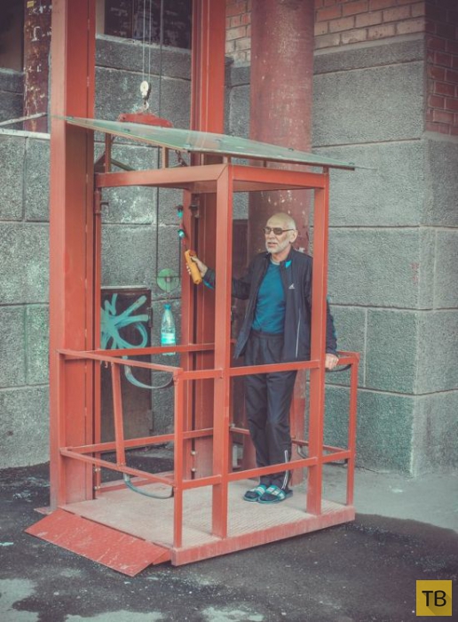 Челябинский пенсионер Александр Владимирович Шустов построил лифт для внуков-инвалидов (6 фото)