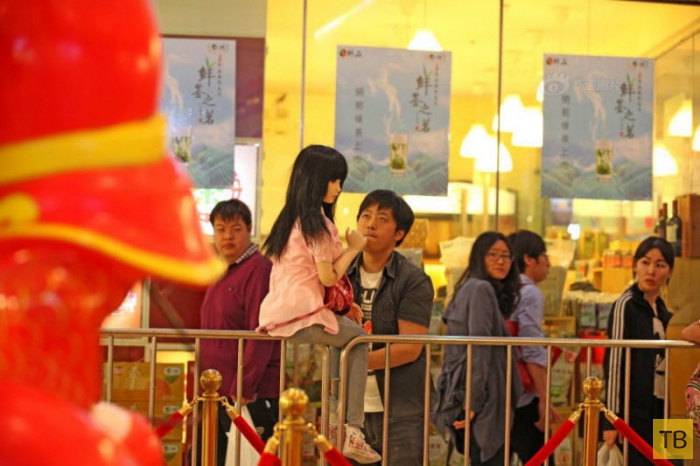 Китаец забоится о кукле, как о дочери (16 фото)