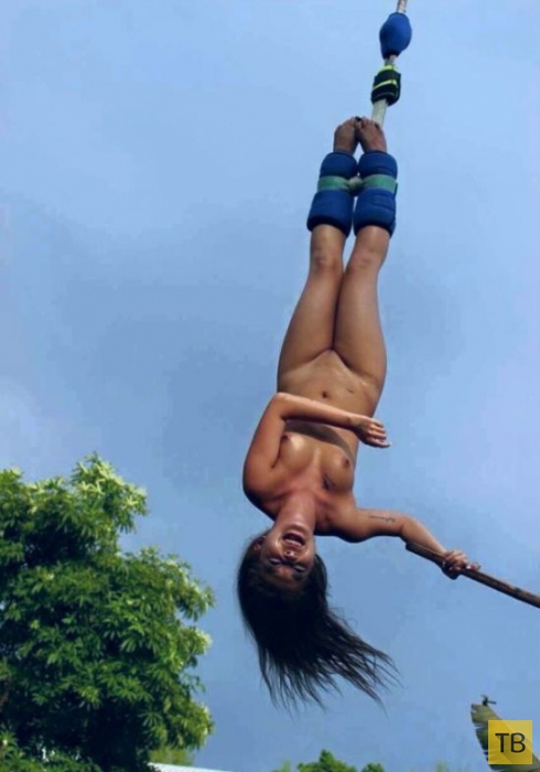 Туристка из Гонконга прыгнула с тарзанки голой в Таиланде (5 фото)