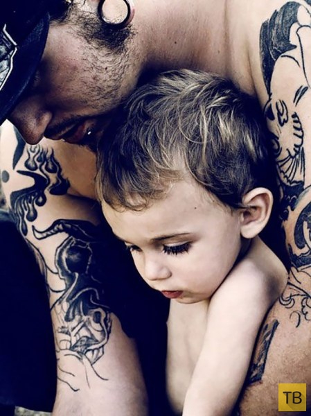Татуировки не мешают им быть прекрасными родителями (25 фото)