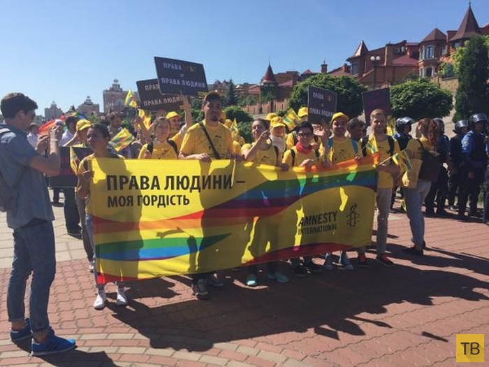 Радикально настроенная молодежь совала гей-парад в Киеве (19 фото)
