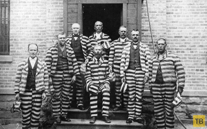 Почему у заключенных была полосатая одежда (8 фото)