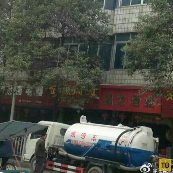 В Китае взорвалась ассенизаторская машина (5 фото)