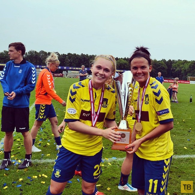 (18+) Футболистки датской команды празднуют победу (3 фото)