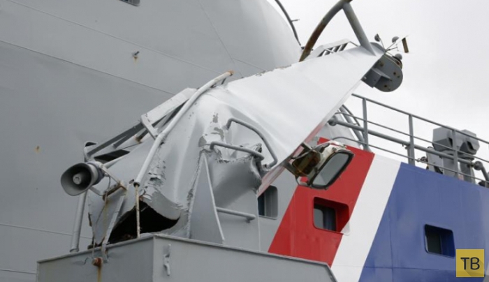 Российский парусник «Крузенштерн» во время буксировки повредил два корабля береговой Исландии (3 фото)