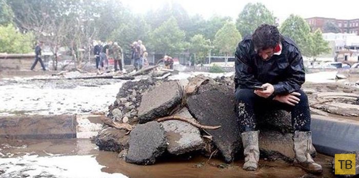 Вице-премьер Грузии Каха Каладзе на ликвидации последствий наводнения в Тбилиси (4 фото)