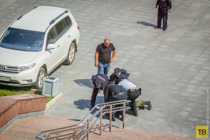 Мужчина в камуфляже повредил арматурой машины у здания Заксобрания в Екатеринбурге (8 фото)