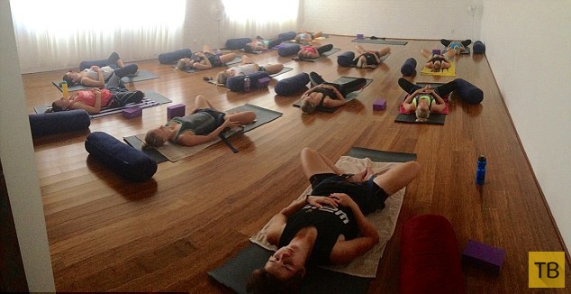 (18+) Австралийская студия йоги для нудистов (6 фото)
