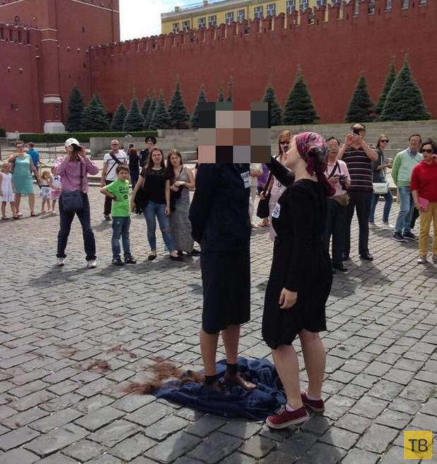 Протестное бритье головы на Красной площади (3 фото)