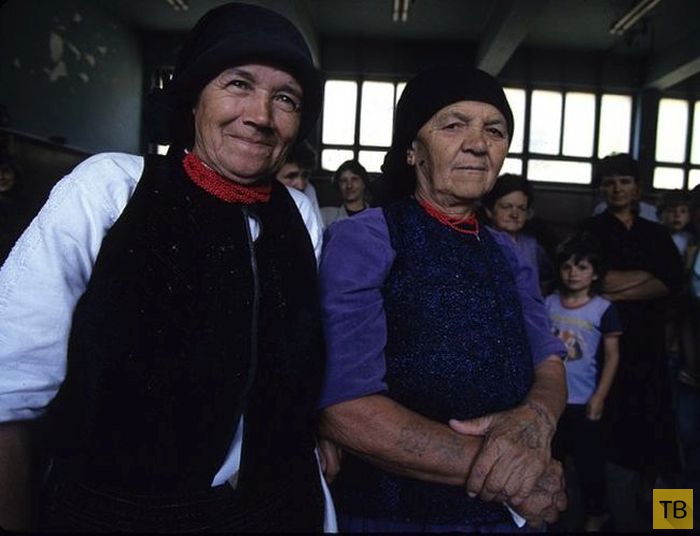 Пожилые женщины Хорватии с татуировками на руках (9 фото)