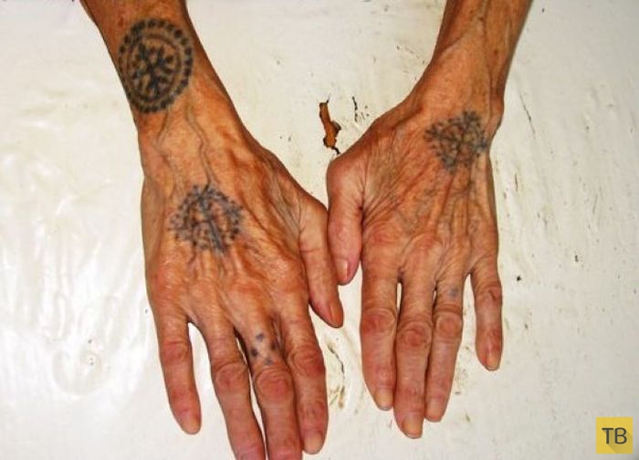 Пожилые женщины Хорватии с татуировками на руках (9 фото)