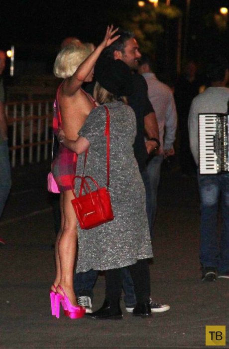 Леди Гага приехала в Сербию к жениху (9 фото)