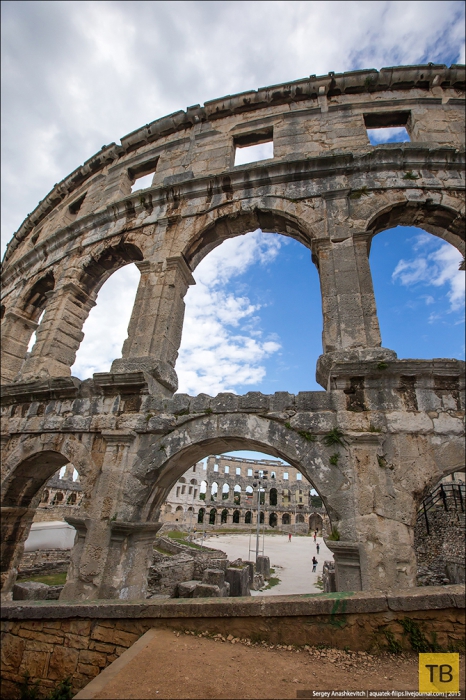 В хорватском городе Пула - самый сохранившийся римский амфитеатр в мире (11 фото)
