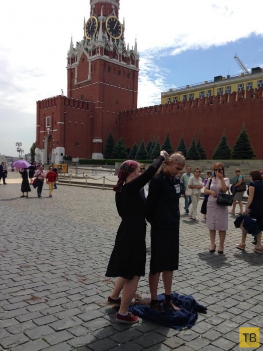 Протестное бритье головы на Красной площади (3 фото)