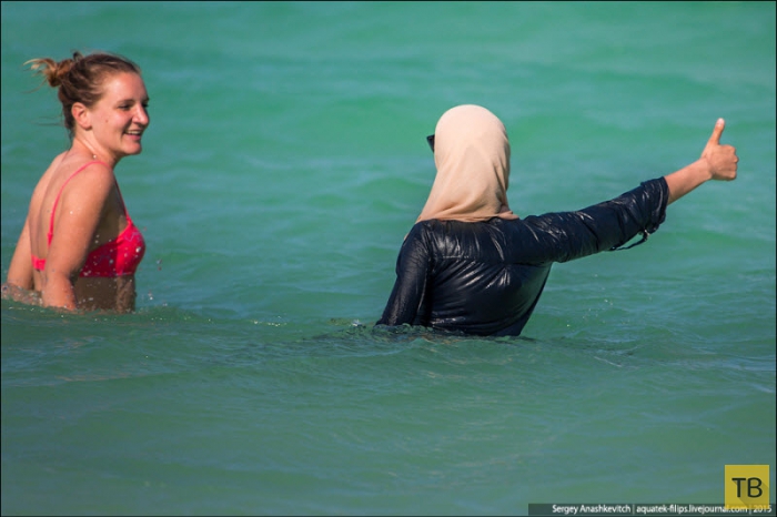 Купание мусульманки в море (5 фото)
