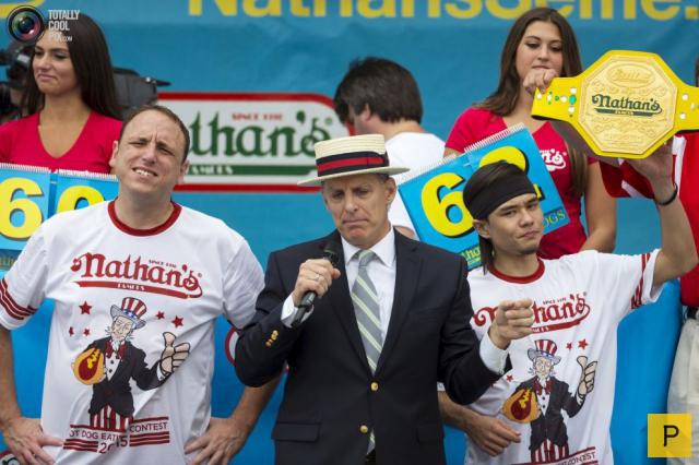 Американское соревнование по поеданию хот-догов "Nathan’s Famous" (18 фото)