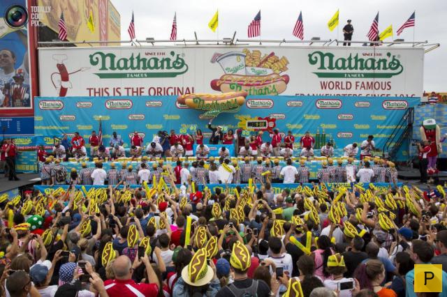 Американское соревнование по поеданию хот-догов "Nathan’s Famous" (18 фото)