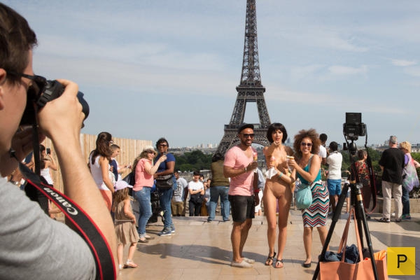 (18+) Швейцарская художница фотографировалась в обнаженном виде в Париже с туристами (6 фото)
