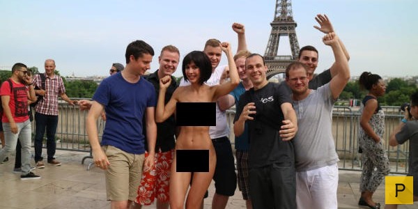 (18+) Швейцарская художница фотографировалась в обнаженном виде в Париже с туристами (6 фото)