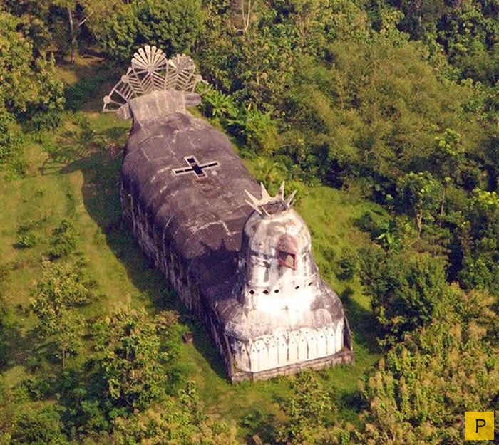 В Индонезии самая необычная церковь в мире (15 фото)