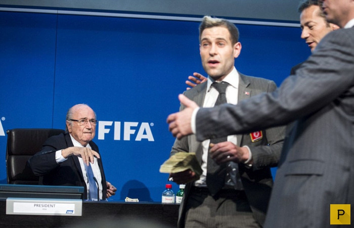 Пачка денег в лицо главы ФИФА Йозефа Блаттера (8 фото)