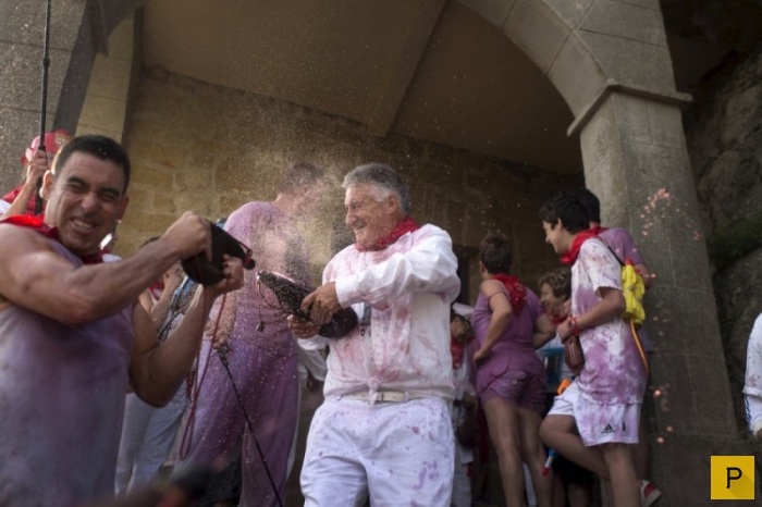 Битва “Баталла де-вино” в Испании (11 фото)