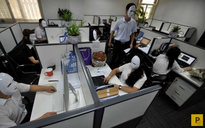 Новый китайский тренд - на работу в маске (8 фото)