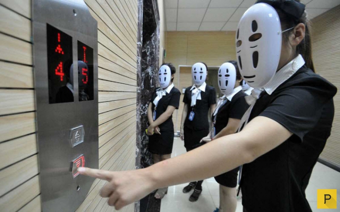 Новый китайский тренд - на работу в маске (8 фото)