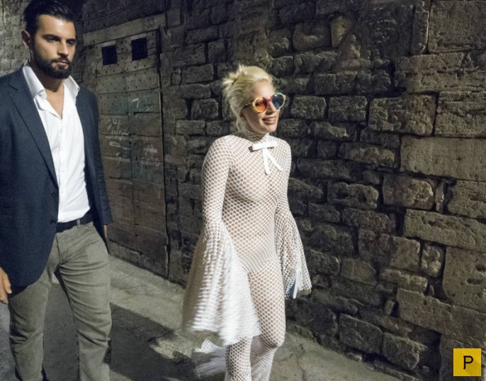 Леди Гага гуляет по Перуджи (10 фото)