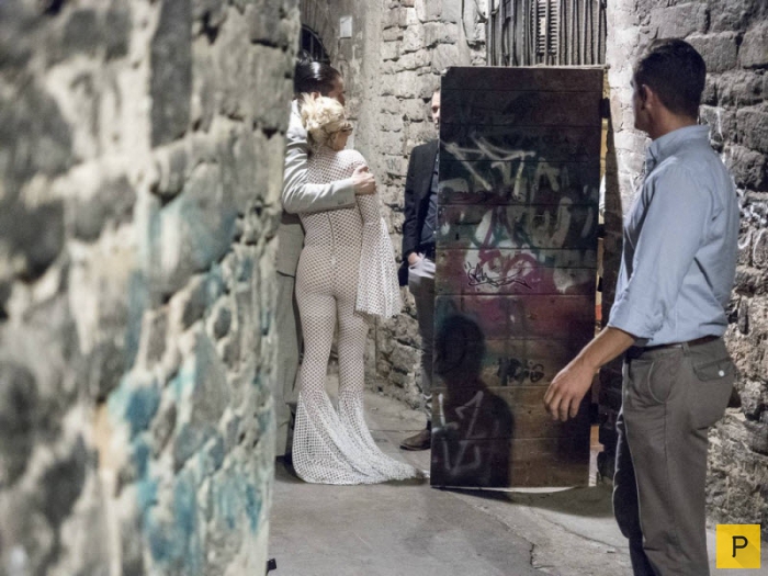 Леди Гага гуляет по Перуджи (10 фото)