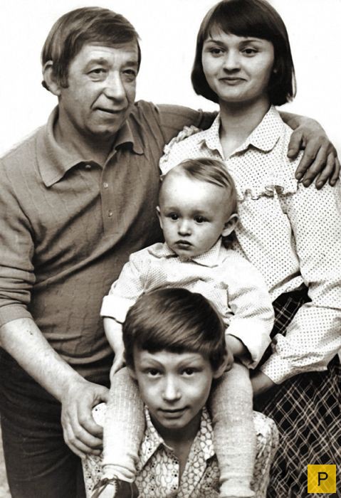 Архивные фотографии - знаменитости в кругу семьи (27 фото)