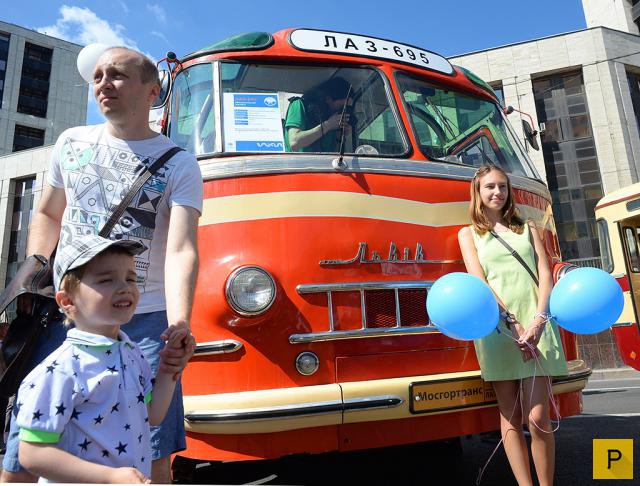 Парад ретро-автомобилей, посвященный 91-ой годовщине автобусного сообщения в Москве (12 фото)