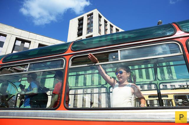 Парад ретро-автомобилей, посвященный 91-ой годовщине автобусного сообщения в Москве (12 фото)