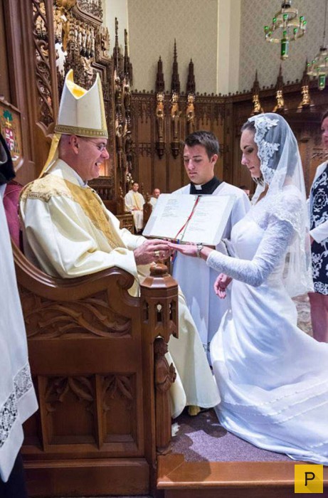 Девственница из США вышла замуж за Иисуса (11 фото)