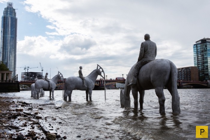 Необычная скульптурная композиция в Лондоне, которую видно только после отлива Темзы (7 фото)