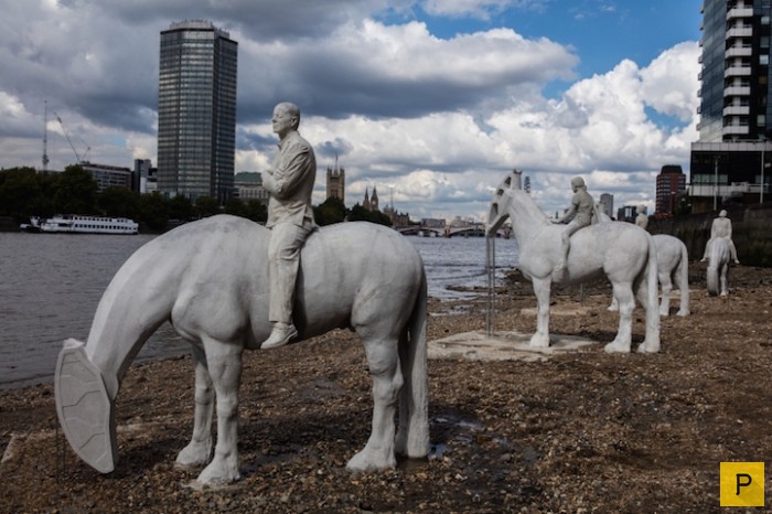 Необычная скульптурная композиция в Лондоне, которую видно только после отлива Темзы (7 фото)