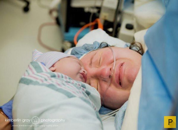 Эмоциональные и трогательные фотографии первых минут после рождения ребенка (20 фото)