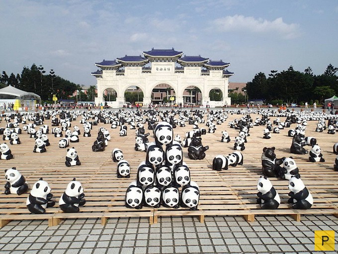 Инсталляция "1600 панд" от французского художника Пауло Гранжеона (11 фото)