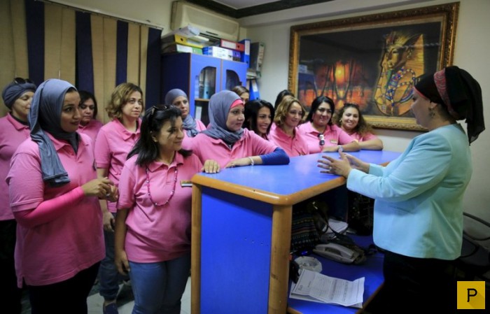 Розовое такси в Египте обслуживает только женщин (5 фото)
